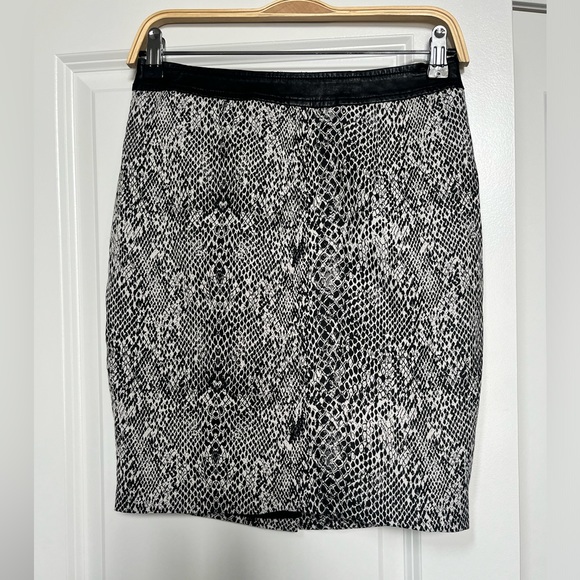 Guess pencil skirt snake print size 2 item 08-11 - Picture 2 of 10